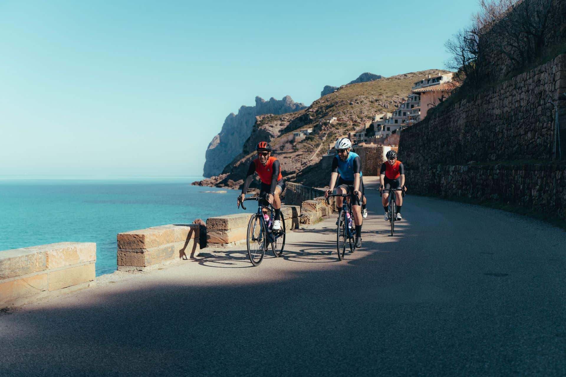 Aficionados al ciclismo con bicicletas de carretera de alquiler en Mallorca