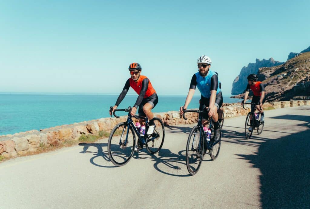 Turistas pedaleando por las montañas de Pollensa con bicicletas de carretera alquiladas