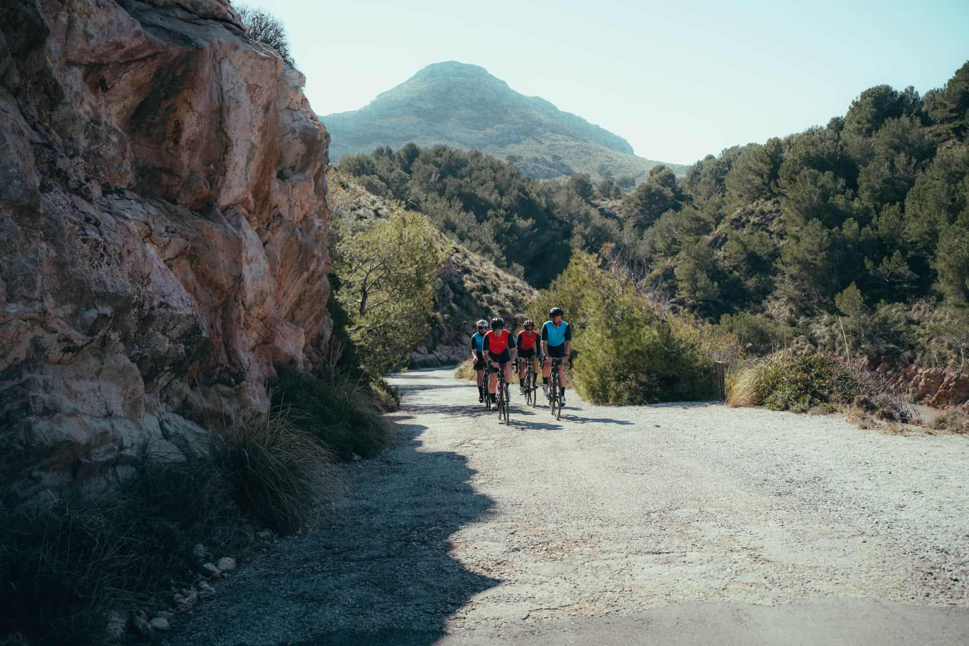 Touristen radeln durch die Berge von Mallorca, Pollensa