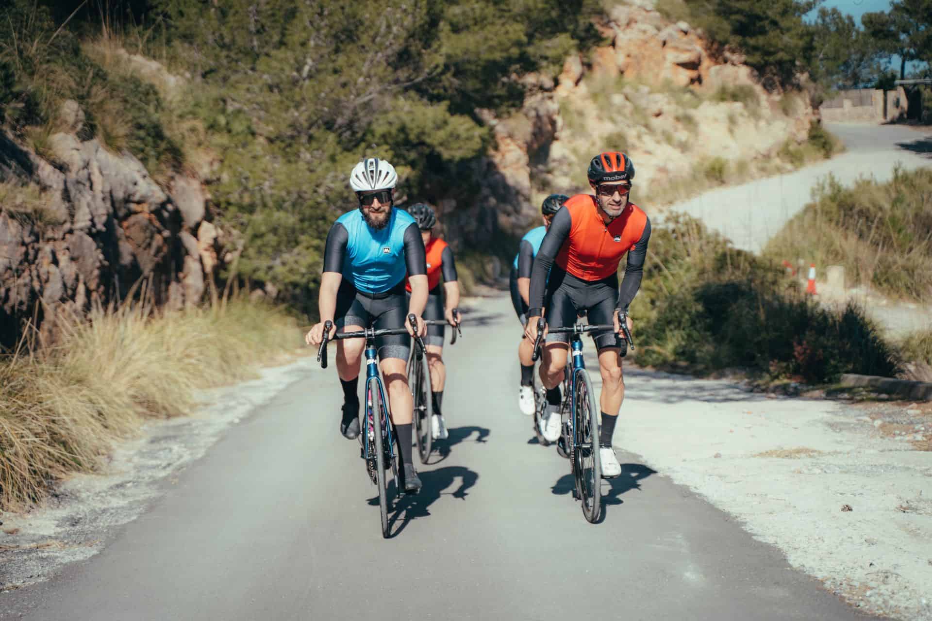 Ciclistas disfrutando de un paseo en bicicleta de carretera en Mallorca, Puerto Pollensa