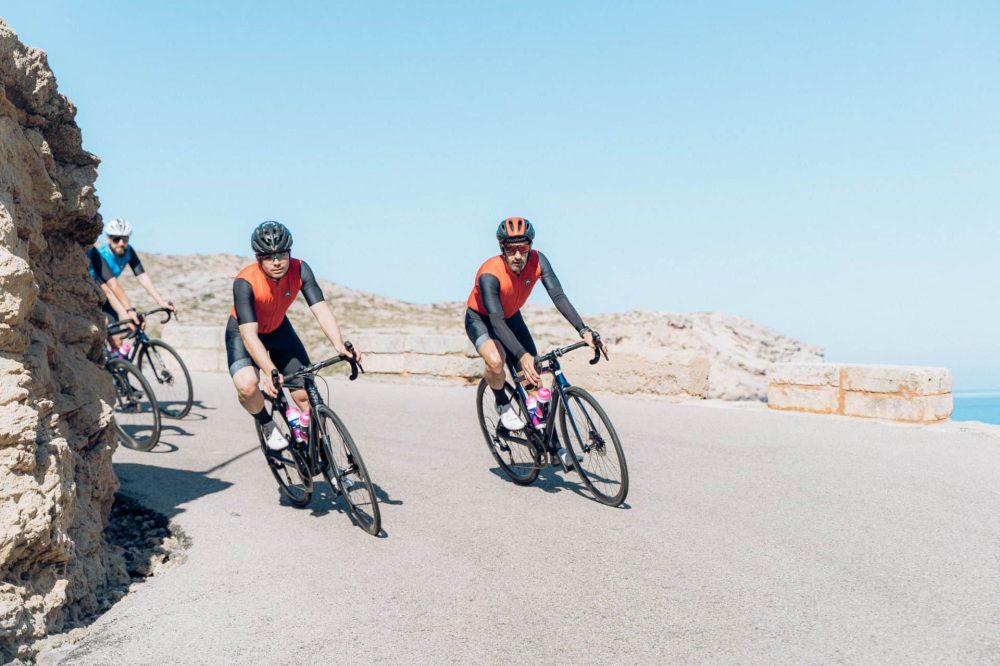 Aficionados a la bicicleta de carretera en Mallorca, Puerto Pollensa